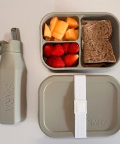 Discover our silicone lunchbox and water bottle set: both are BPA-free, temperature-resistant, and dishwasher-safe. The lunchbox features a secure elastic band, and both items are leak-proof and durable. Perfect for daily use and ideal for children.