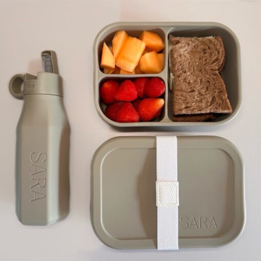 Discover our silicone lunchbox and water bottle set: both are BPA-free, temperature-resistant, and dishwasher-safe. The lunchbox features a secure elastic band, and both items are leak-proof and durable. Perfect for daily use and ideal for children.