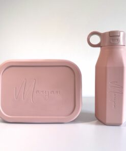 Discover our silicone lunchbox and water bottle set: both are BPA-free, temperature-resistant, and dishwasher-safe. The lunchbox features a secure elastic band, and both items are leak-proof and durable. Perfect for daily use and ideal for children.