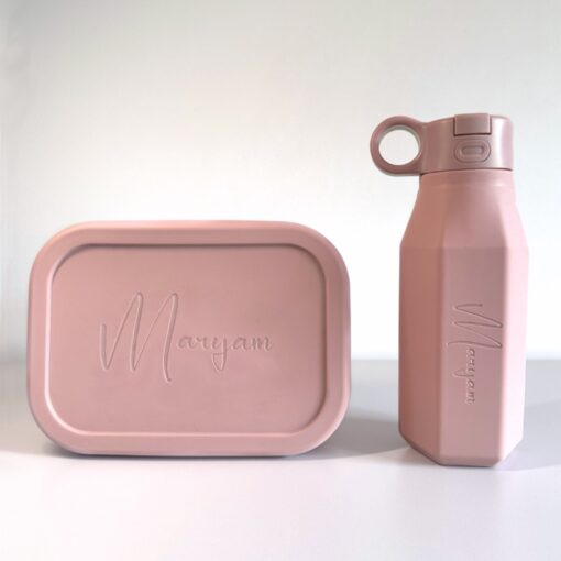 Discover our silicone lunchbox and water bottle set: both are BPA-free, temperature-resistant, and dishwasher-safe. The lunchbox features a secure elastic band, and both items are leak-proof and durable. Perfect for daily use and ideal for children.