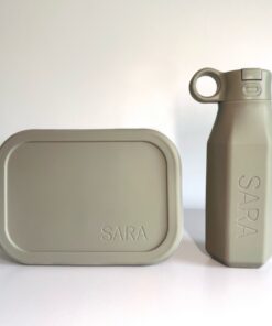 Discover our silicone lunchbox and water bottle set: both are BPA-free, temperature-resistant, and dishwasher-safe. The lunchbox features a secure elastic band, and both items are leak-proof and durable. Perfect for daily use and ideal for children.