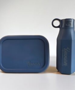 Discover our silicone lunchbox and water bottle set: both are BPA-free, temperature-resistant, and dishwasher-safe. The lunchbox features a secure elastic band, and both items are leak-proof and durable. Perfect for daily use and ideal for children.