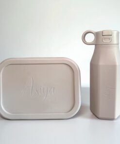 Discover our silicone lunchbox and water bottle set: both are BPA-free, temperature-resistant, and dishwasher-safe. The lunchbox features a secure elastic band, and both items are leak-proof and durable. Perfect for daily use and ideal for children.