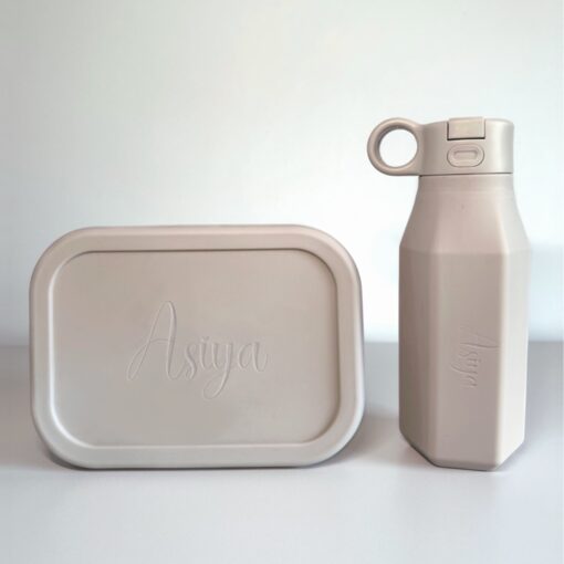 Discover our silicone lunchbox and water bottle set: both are BPA-free, temperature-resistant, and dishwasher-safe. The lunchbox features a secure elastic band, and both items are leak-proof and durable. Perfect for daily use and ideal for children.